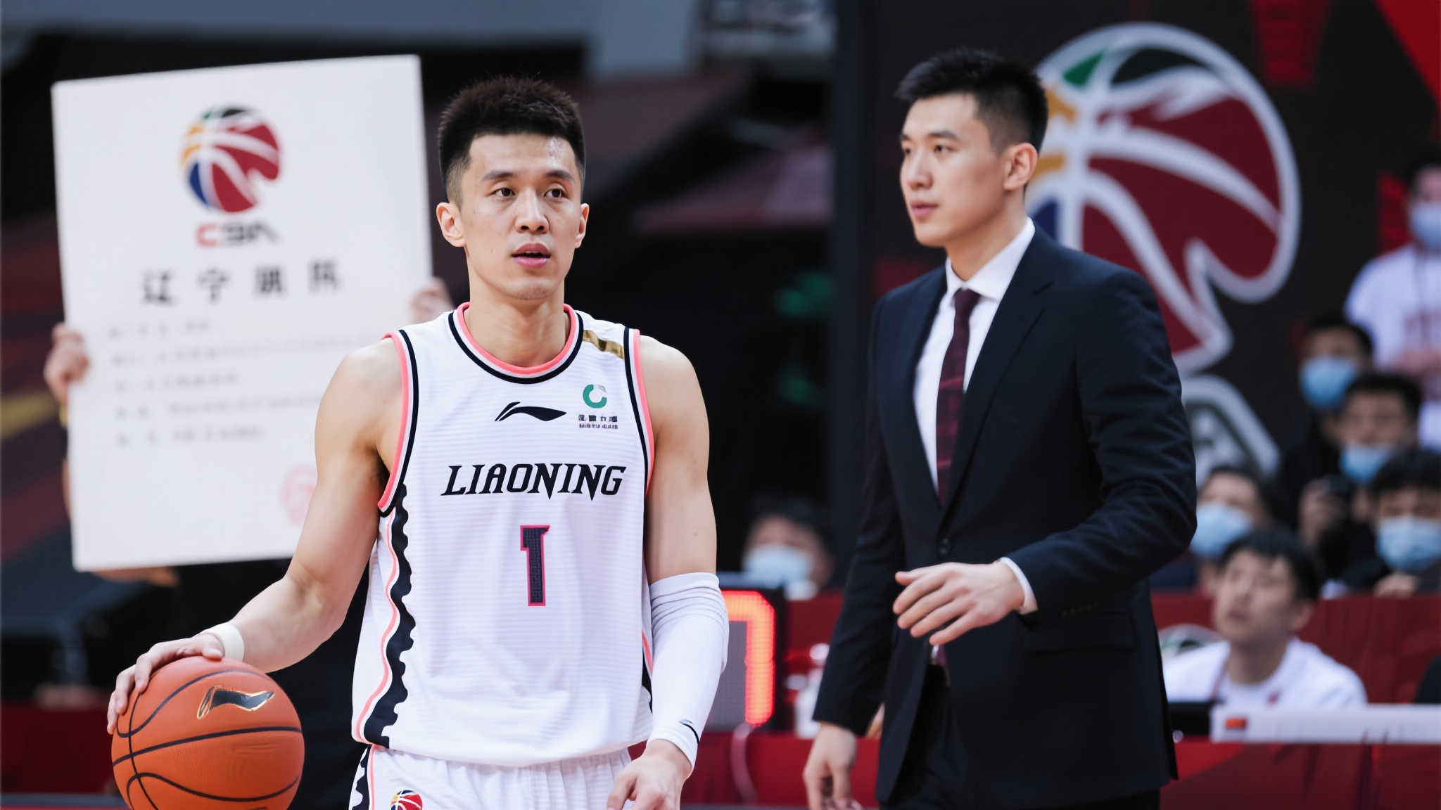 首位离队球员揭晓!辽宁小前锋转投豪门,签约1年合同 在CBA转会市场日益升温的背景下,辽宁男篮的一纸离